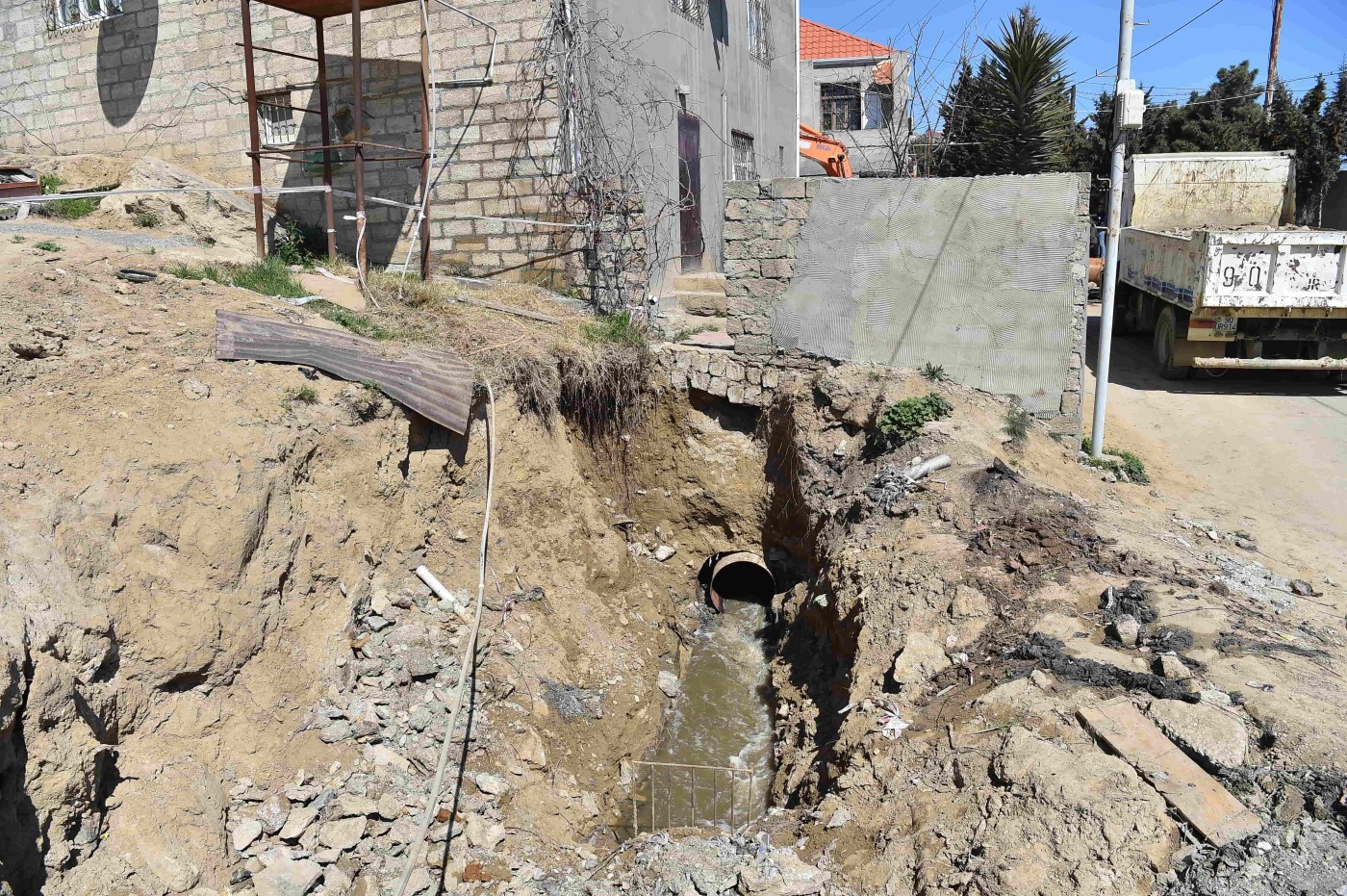 Ev sökülmədən kanalizasiya kollektorundakı qəza aradan qaldırıldı - VİDEO