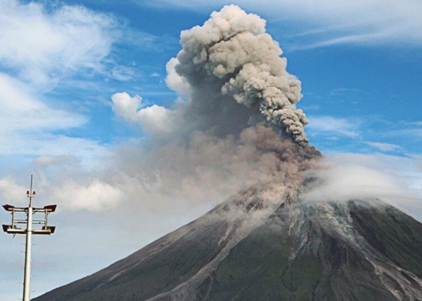 Ebeko vulkanı 3,5 kilometr yüksəkliyə kül püskürdü 