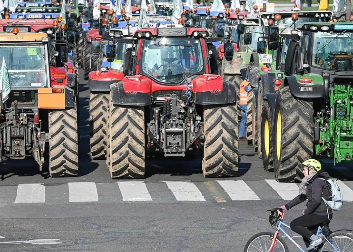 Fransada fermerlər traktorlarla etiraz aksiyası keçiriblər