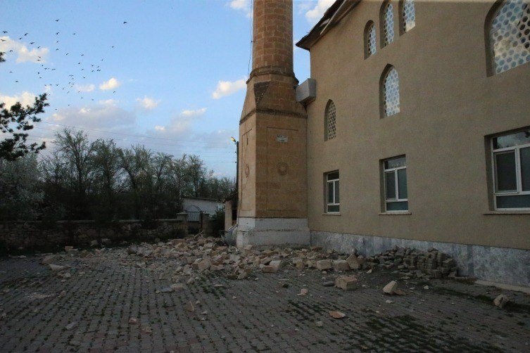 Türkiyədə zəlzələ məscidin minarəsini uçurdu -FOTO