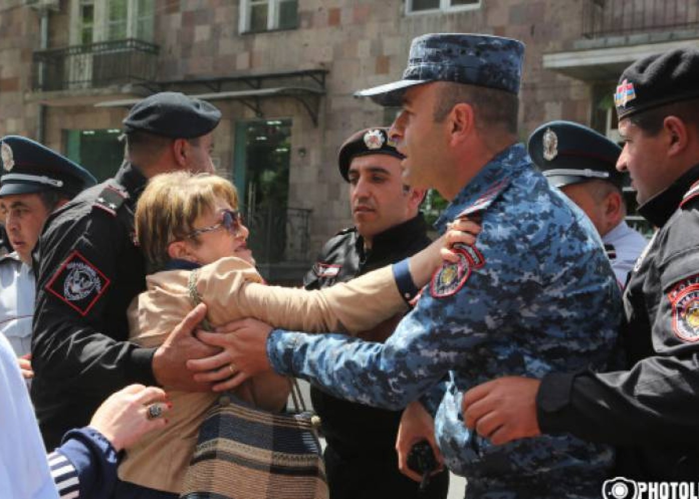 Ermənistanda 29 etirazçı saxlanıldı