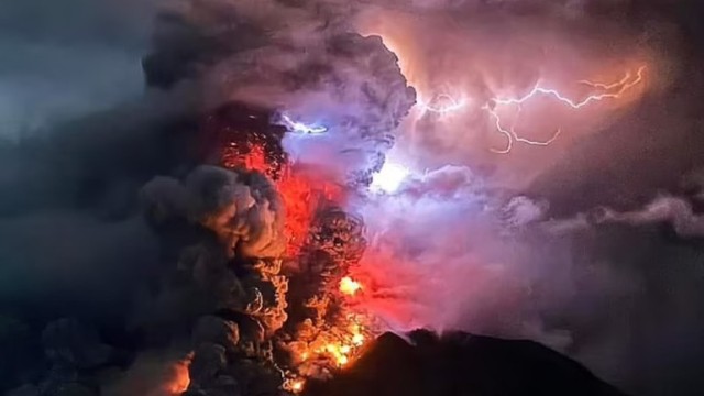 İndoneziyada vulkan püskürdü, sunami xəbərdarlığı edildi - FOTOLAR