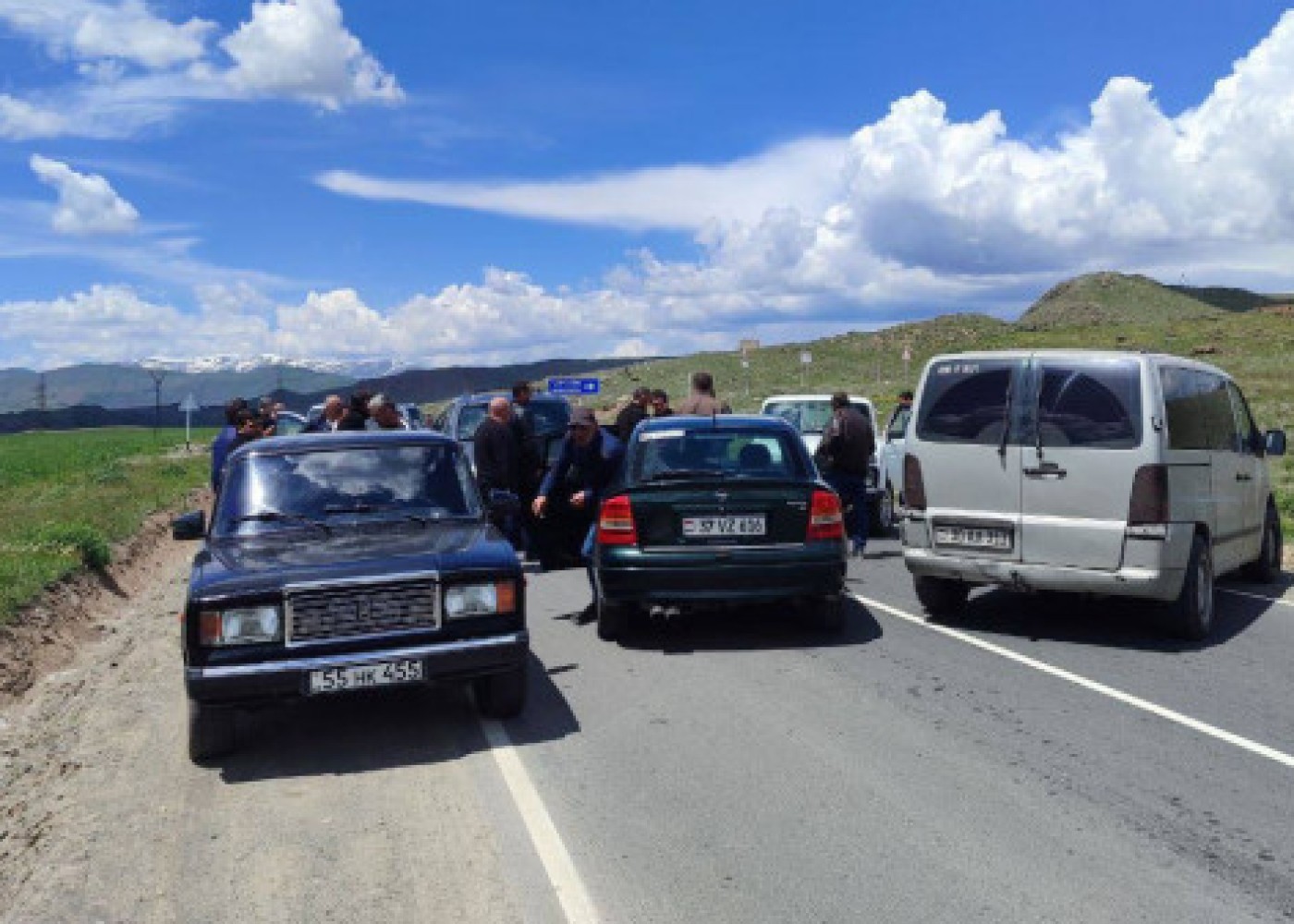 Etirazçılar Ermənistan-İran yolunu bağladılar