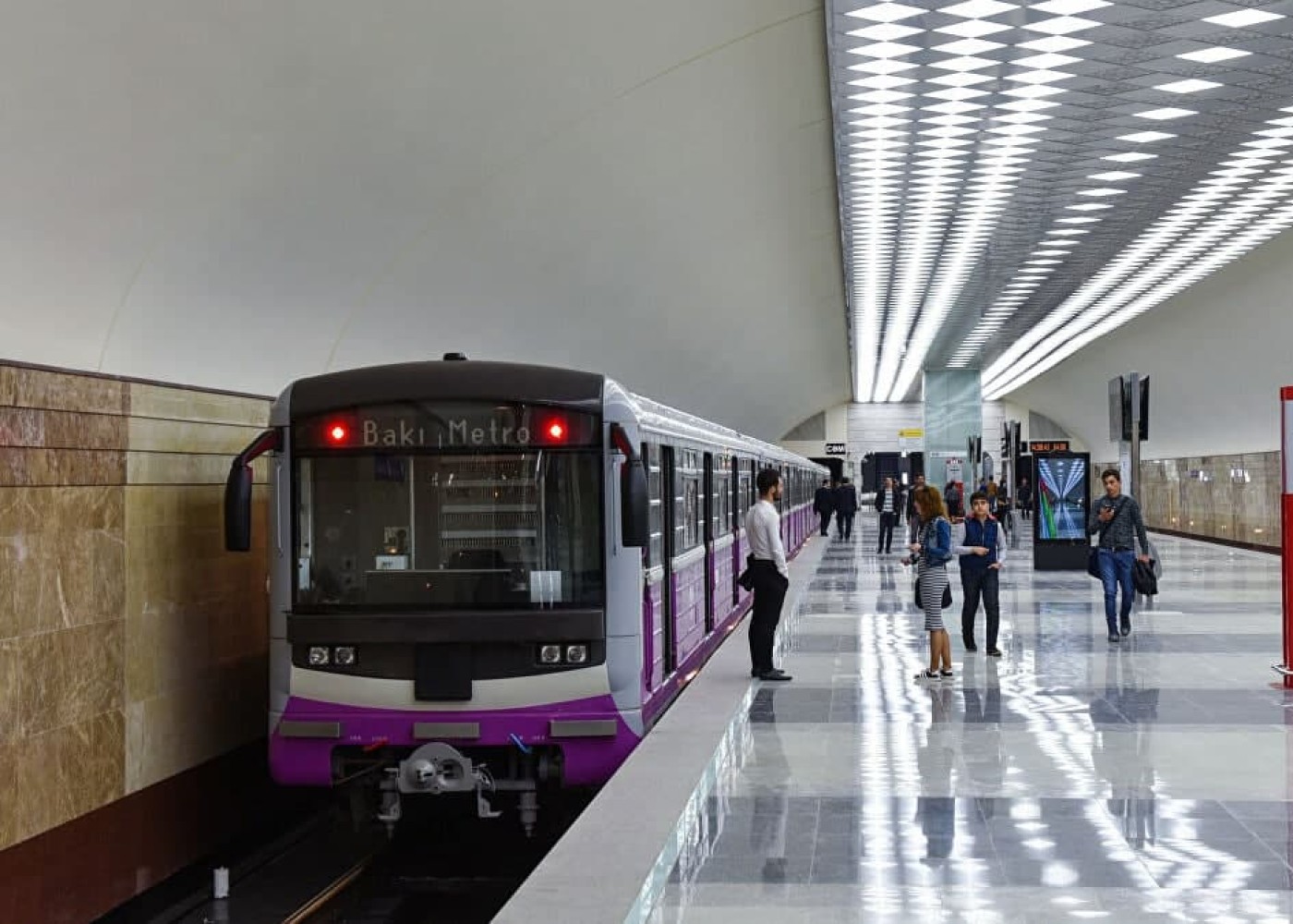 Metroda sərnişinin halı pisləşdi,qatarlar gecikdi