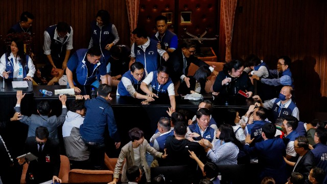 Tayvanda parlament üzvləri arasında dava düşdü
