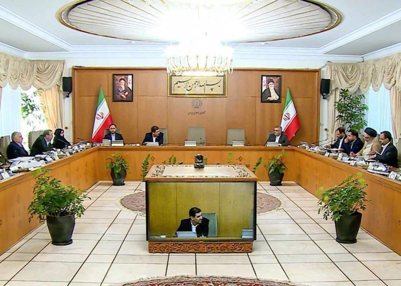 İranın birinci vitse-prezidenti hökumətin növbədənkənar iclasını keçirdi