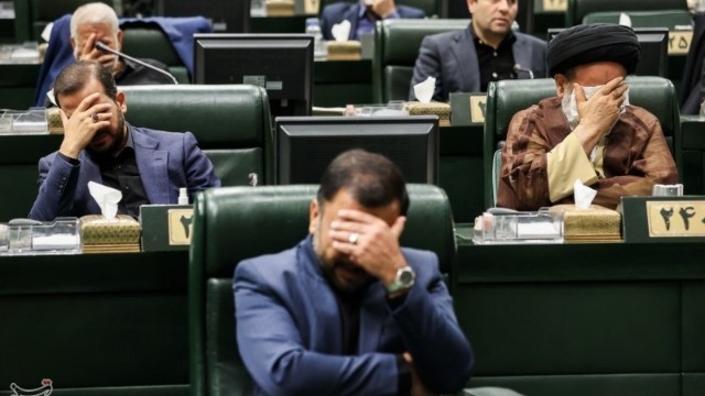 İranlı deputatlar parlamentin iclasında  -FOTOLAR
