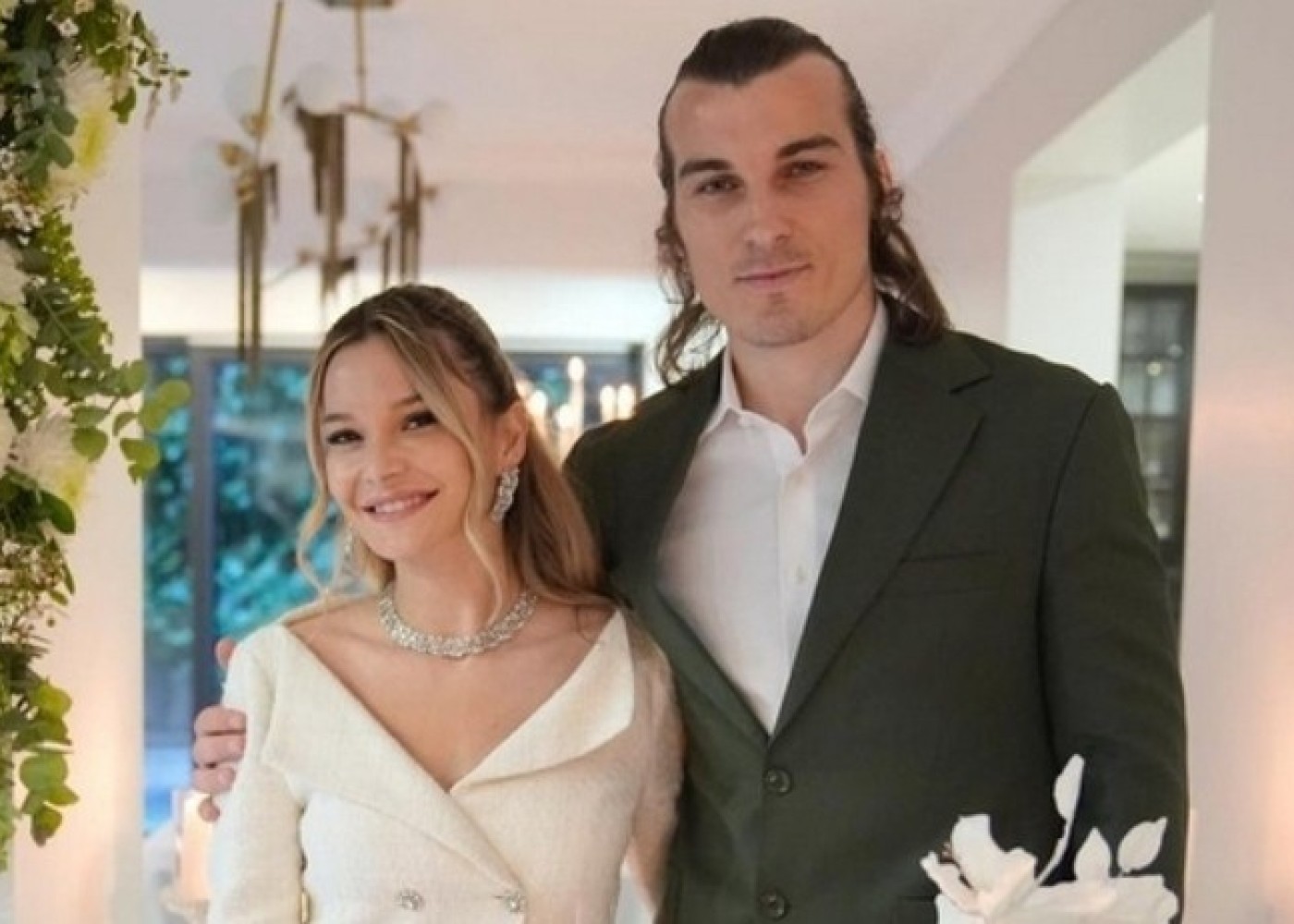Türk aktrisa futbolçu ilə nişanlandı -FOTO