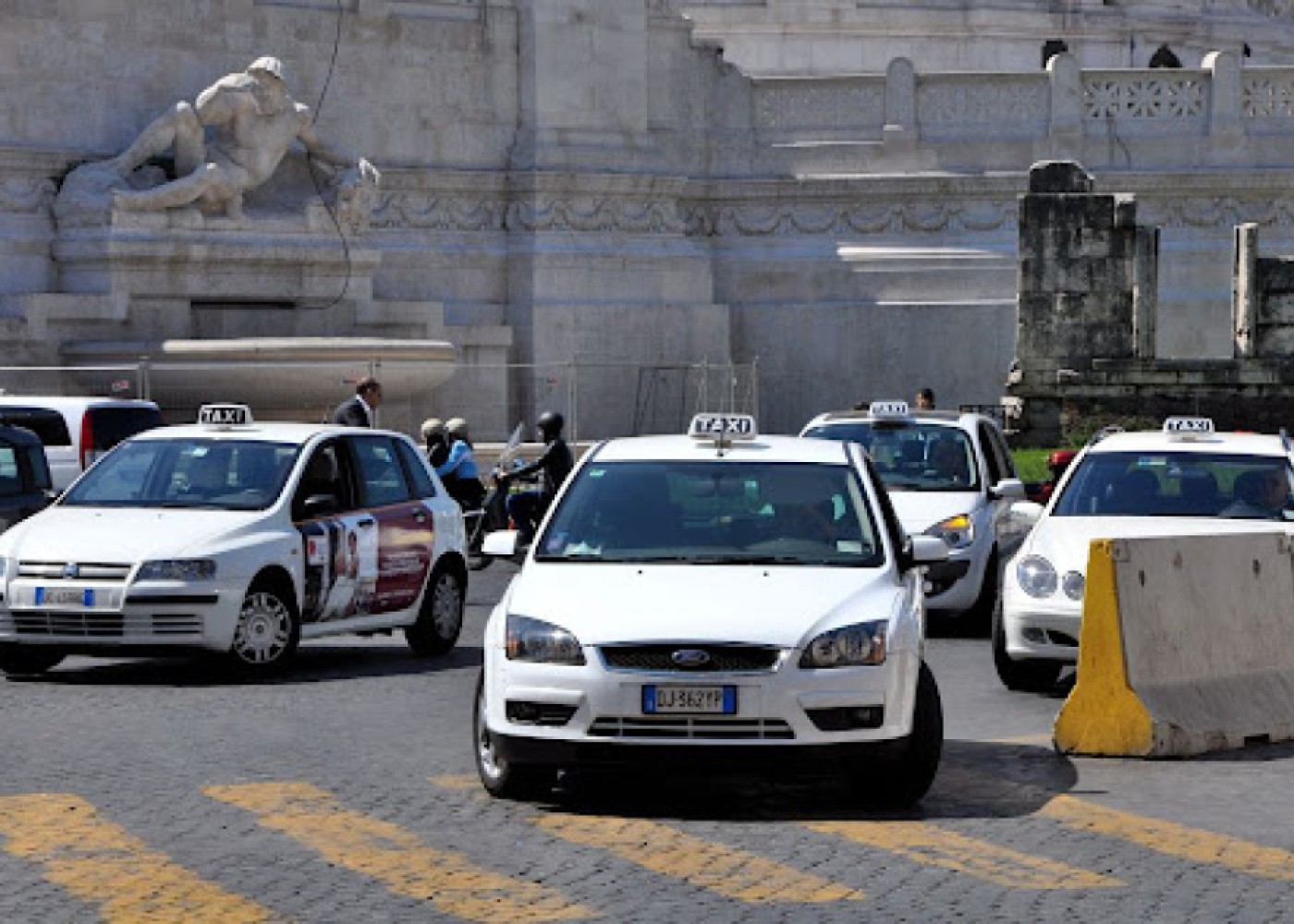 İtaliyada taksi sürücüləritətil edib