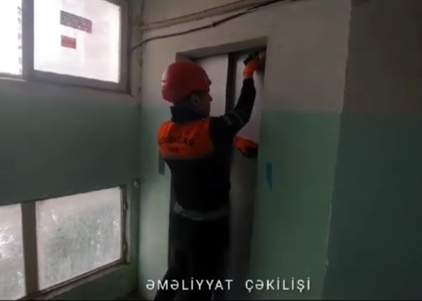 Liftdə qalan şəxs xilasEDİLDİ