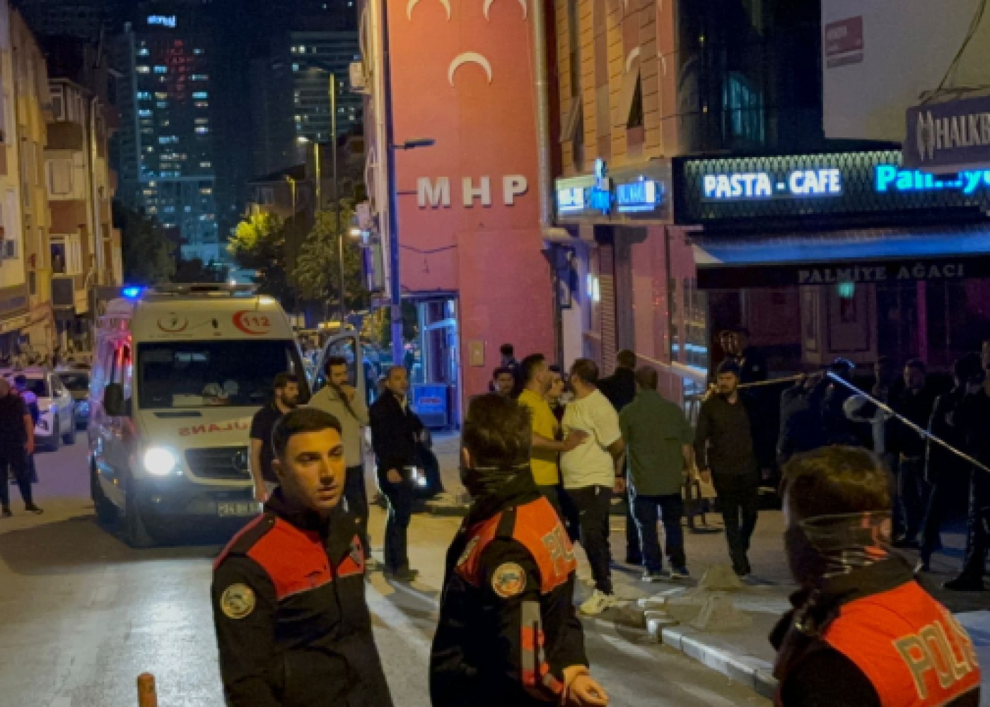 İstanbulda şirniyyat dükanına silahlı hücum- Ölənlər və yaralananlar var