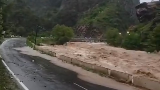 Ermənistan-Gürcüstan avtomobil yolu bağlandı - VİDEO