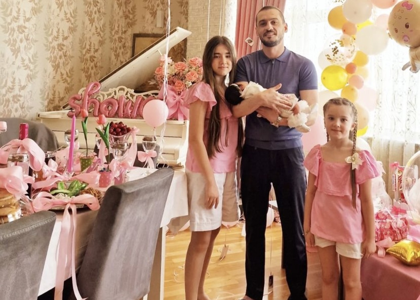 Emil Bədəlov yeni doğulan qızı ilə fotosunu paylaşdı