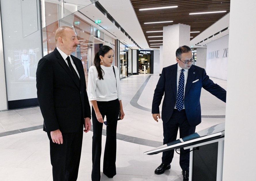 İlham Əliyev və xanımı “Crescent Mall”ın açılışında - YENİLƏNİB (FOTOLAR)