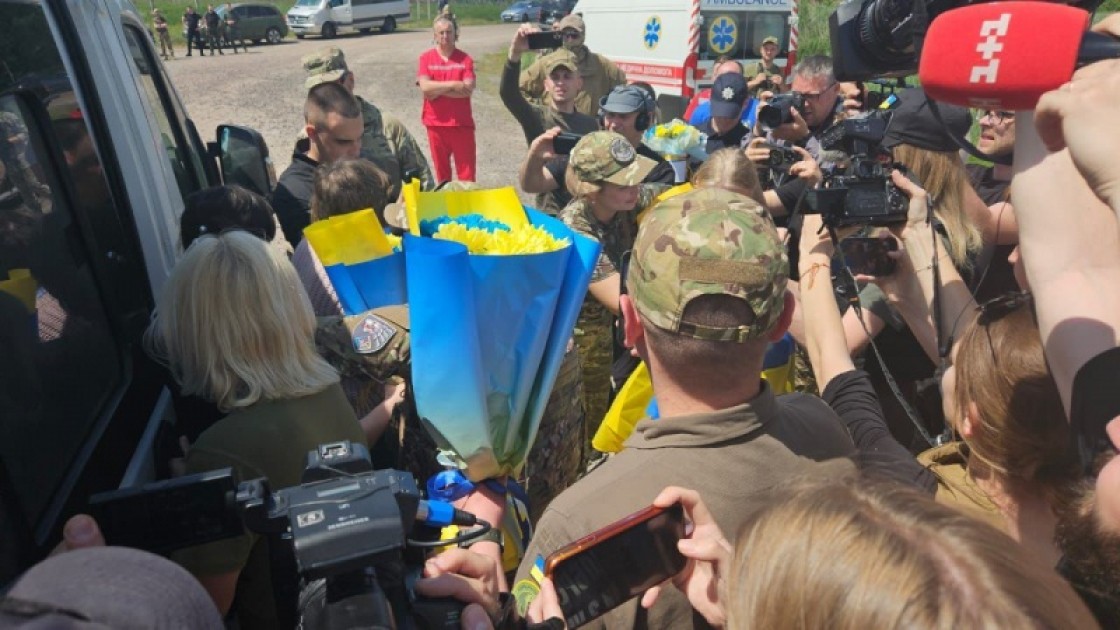 Ukrayna 75 nəfəri əsirlikdən geri qaytardı - FOTO