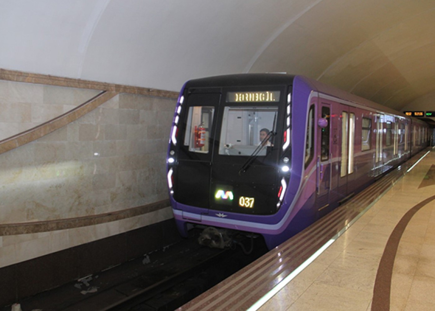 Metroda qatarın yoluna düşən sərnişin öldü - YENİLƏNİB
