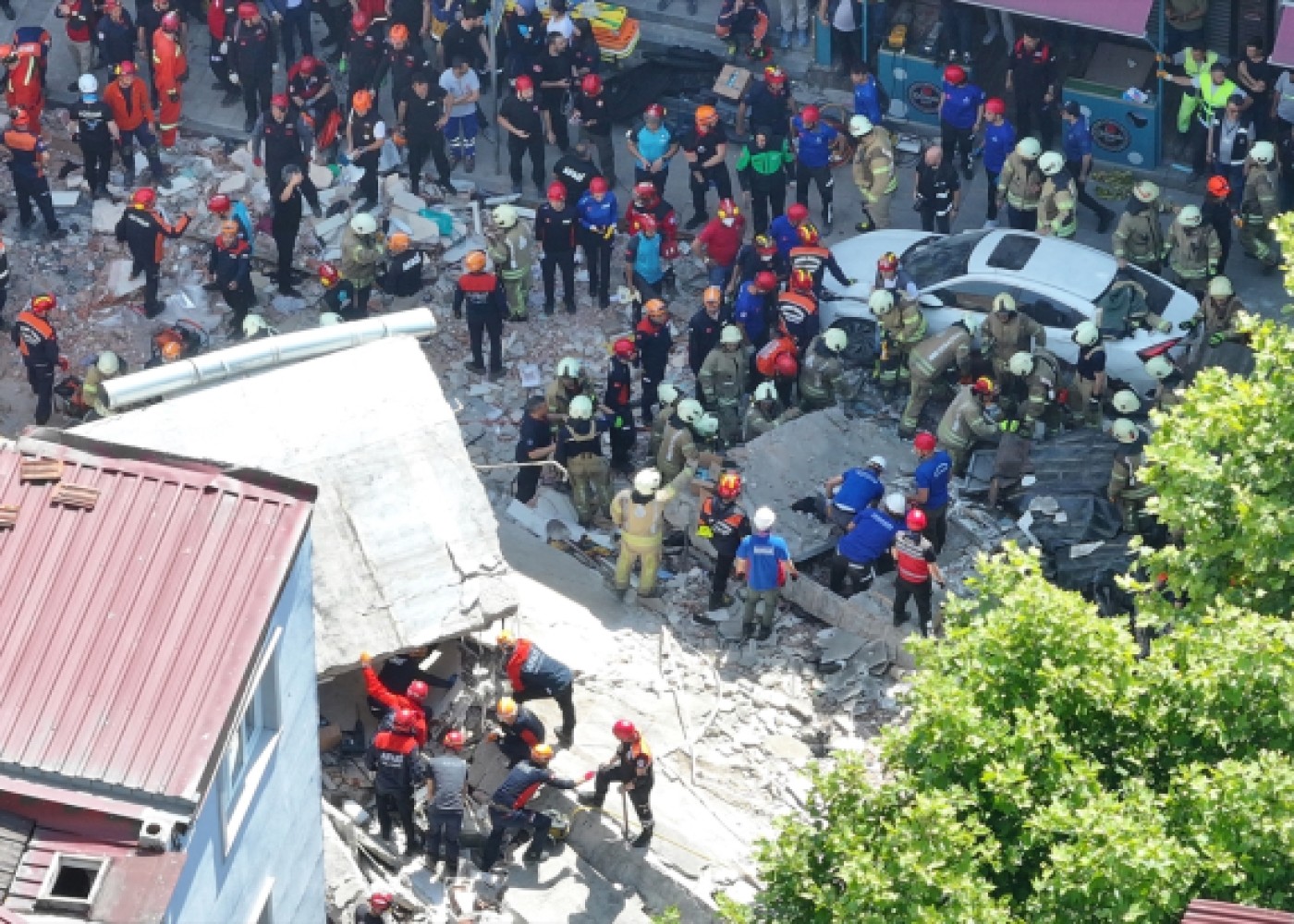 İstanbulda binanın çökməsinə görə bina və dönərxana sahibisaxlanıldı