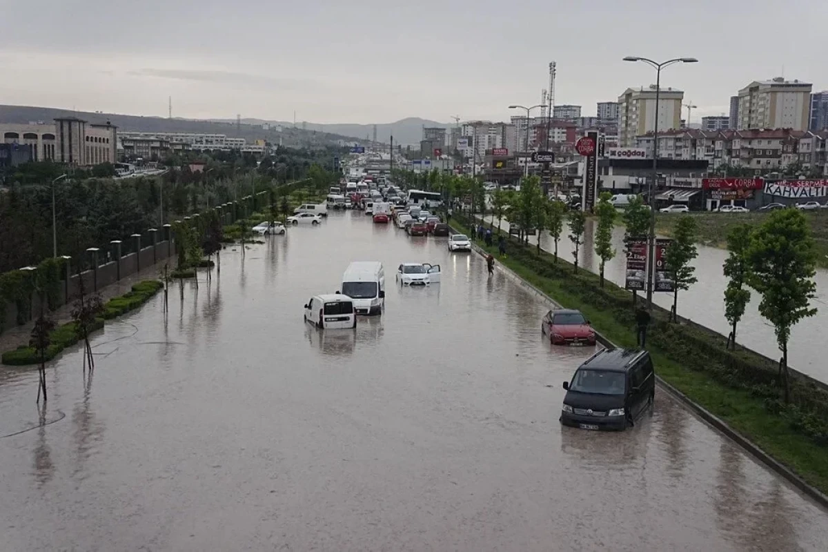 Ankara küçələrini sel suları basdı - FOTOLAR