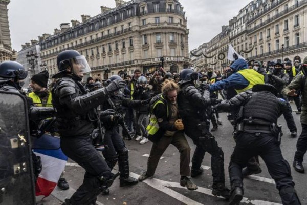 "Fransada aksiya iştirakçılarına qarşı polis zorakılığından narahatıq" -XİN