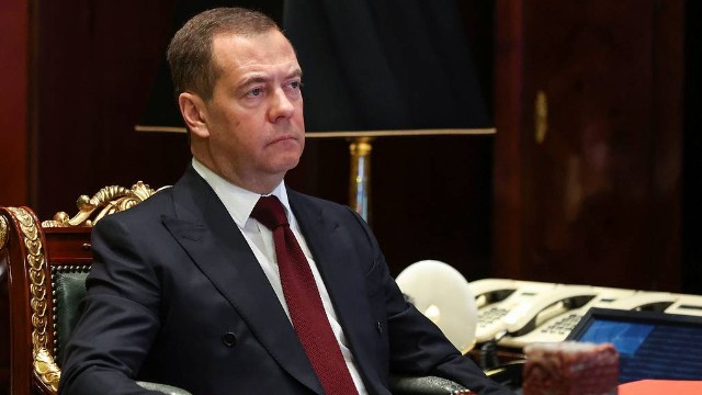 "Sanksiya tətbiq edən ölkələri məhv etmək lazımdır" - Medvedev