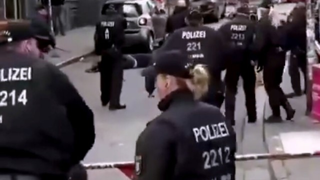 Hamburqda polisə hücum edildi