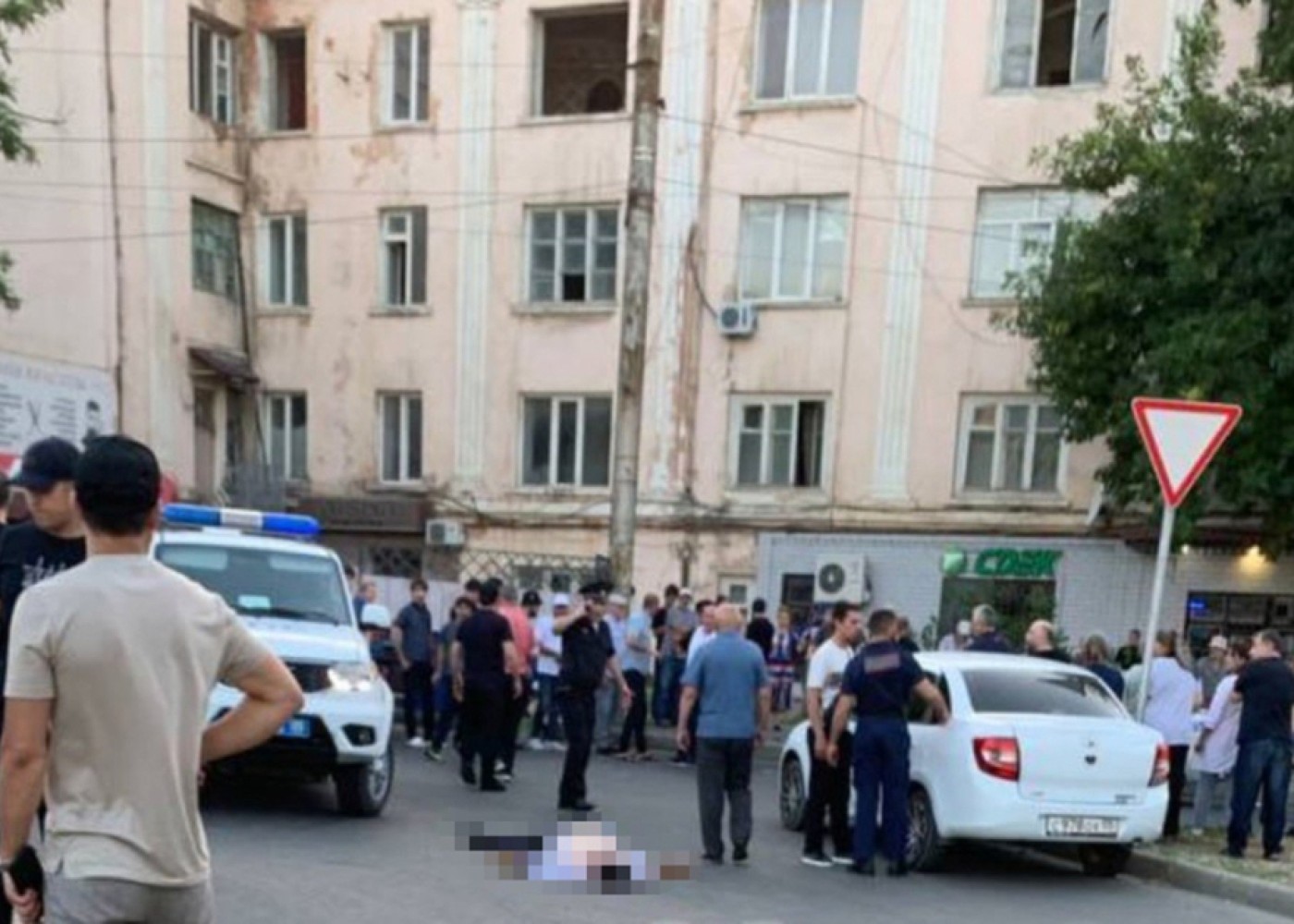 Mahaçqalada kilsədə 40 nəfər girov saxlanılır - VİDEO