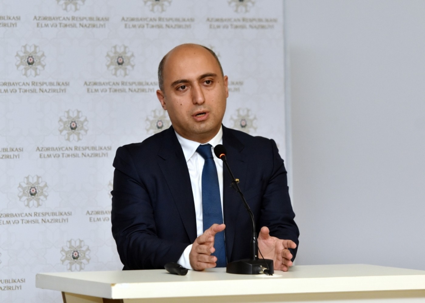 "Bütün problemlər ibtidai təhsildə baş verir" -Emin Əmrullayev