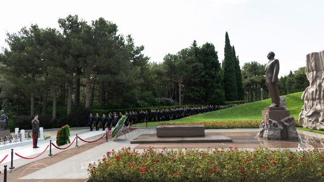 DİN-in rəhbər heyəti Heydər Əliyevin məzarını ziyarət etdi - FOTO