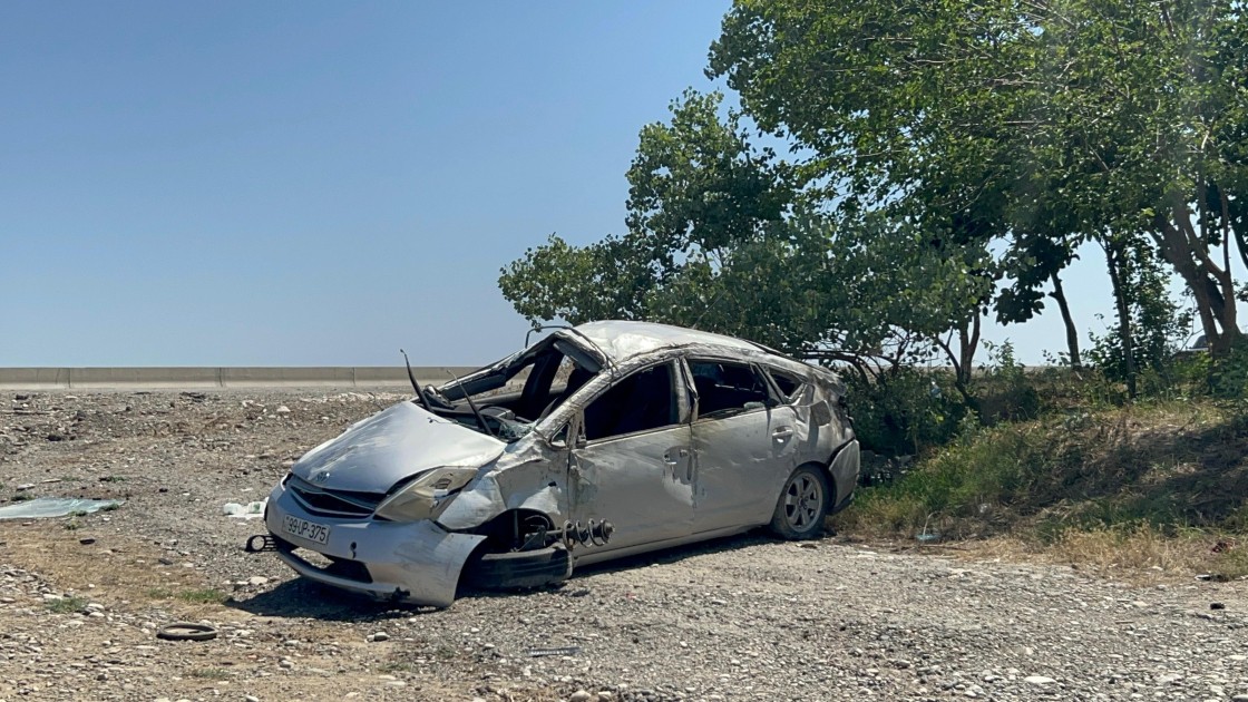 Kürdəmirdə "Prius" aşdı - Pakistan vətəndaşı öldü (FOTO)