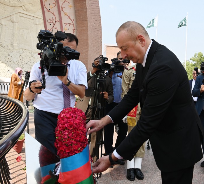 Prezident İslamabadda milli abidəni ziyarət etdi - FOTOLAR (YENİLƏNİB)