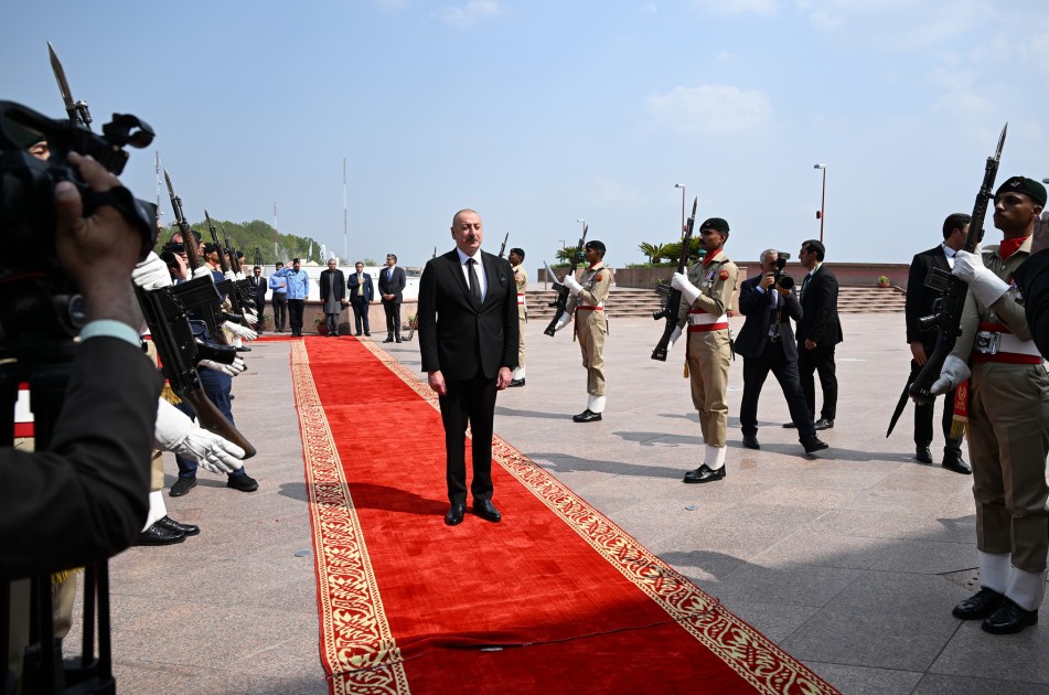 Prezident İslamabadda milli abidəni ziyarət etdi - FOTOLAR (YENİLƏNİB)