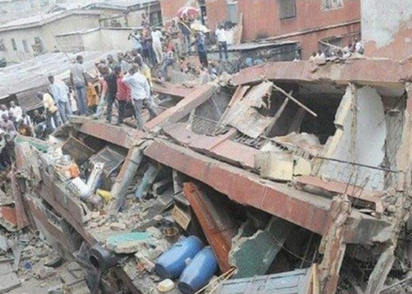 Nigeriyada məktəb binası uçdu - Xeyli sayda ölən var (VİDEO)