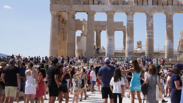 Akropol həddindən artıq istilər səbəbindən ziyarətçilərə bağlandı