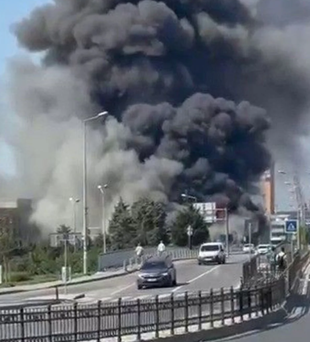 İstanbulda gəmi emalatxanasında yanğın oldu - FOTO