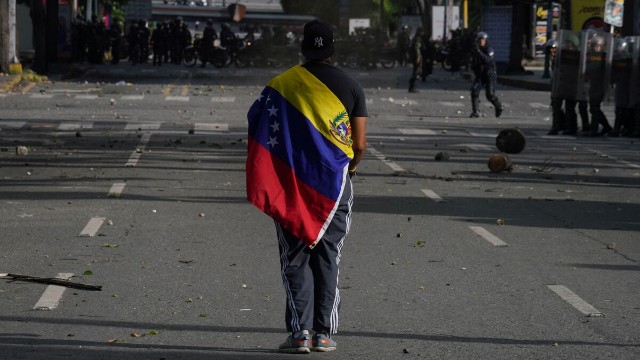 Venesuelada etiraz aksiyası keçirilir -Ölənlər var (YENİLƏNİB)