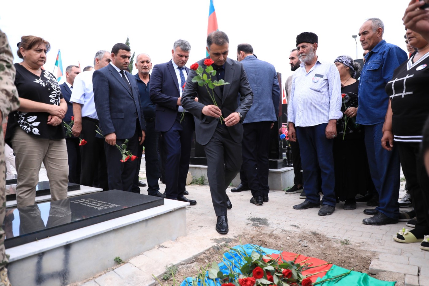 Niyazi Bayramov hərbçinin dəfn mərasimində iştirak edib - FOTOLAR