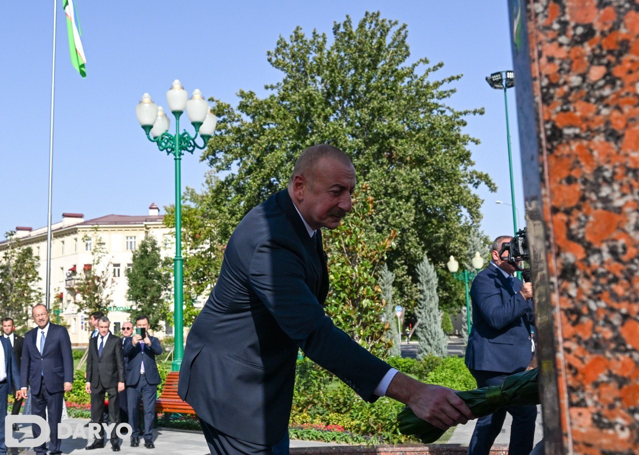 Prezident Daşkənddə Ümummilli Liderin barelyefi önünə gül dəstləri qoyub - FOTO