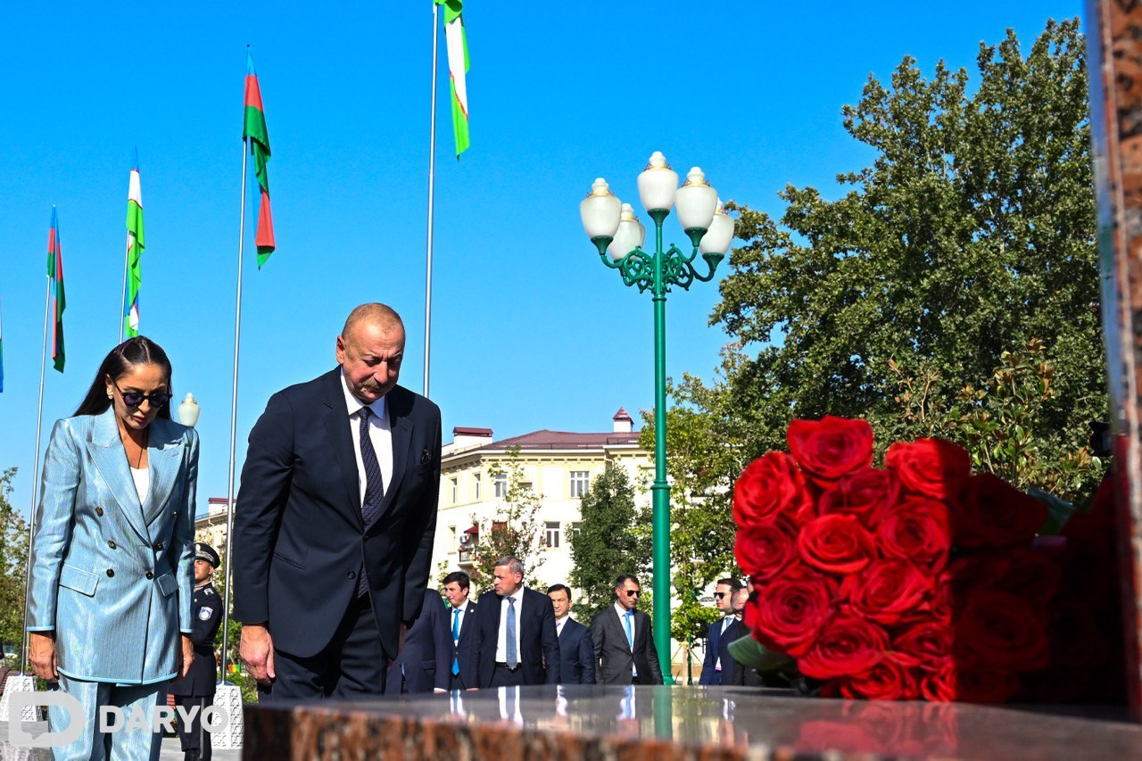 Prezident Daşkənddə Ümummilli Liderin barelyefi önünə gül dəstləri qoyub - FOTO