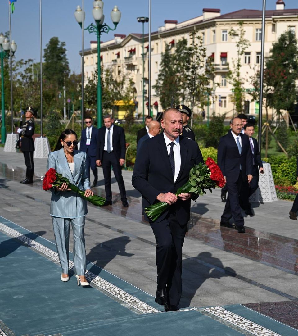 Prezident Daşkənddə Ümummilli Liderin barelyefi önünə gül dəstləri qoyub - FOTO