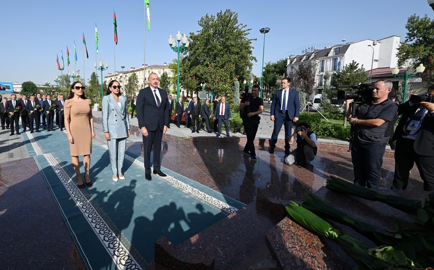 Prezident Daşkənddə Ümummilli Liderin barelyefi önünə gül dəstləri qoyub - YENİLƏNİB (FOTOLAR)