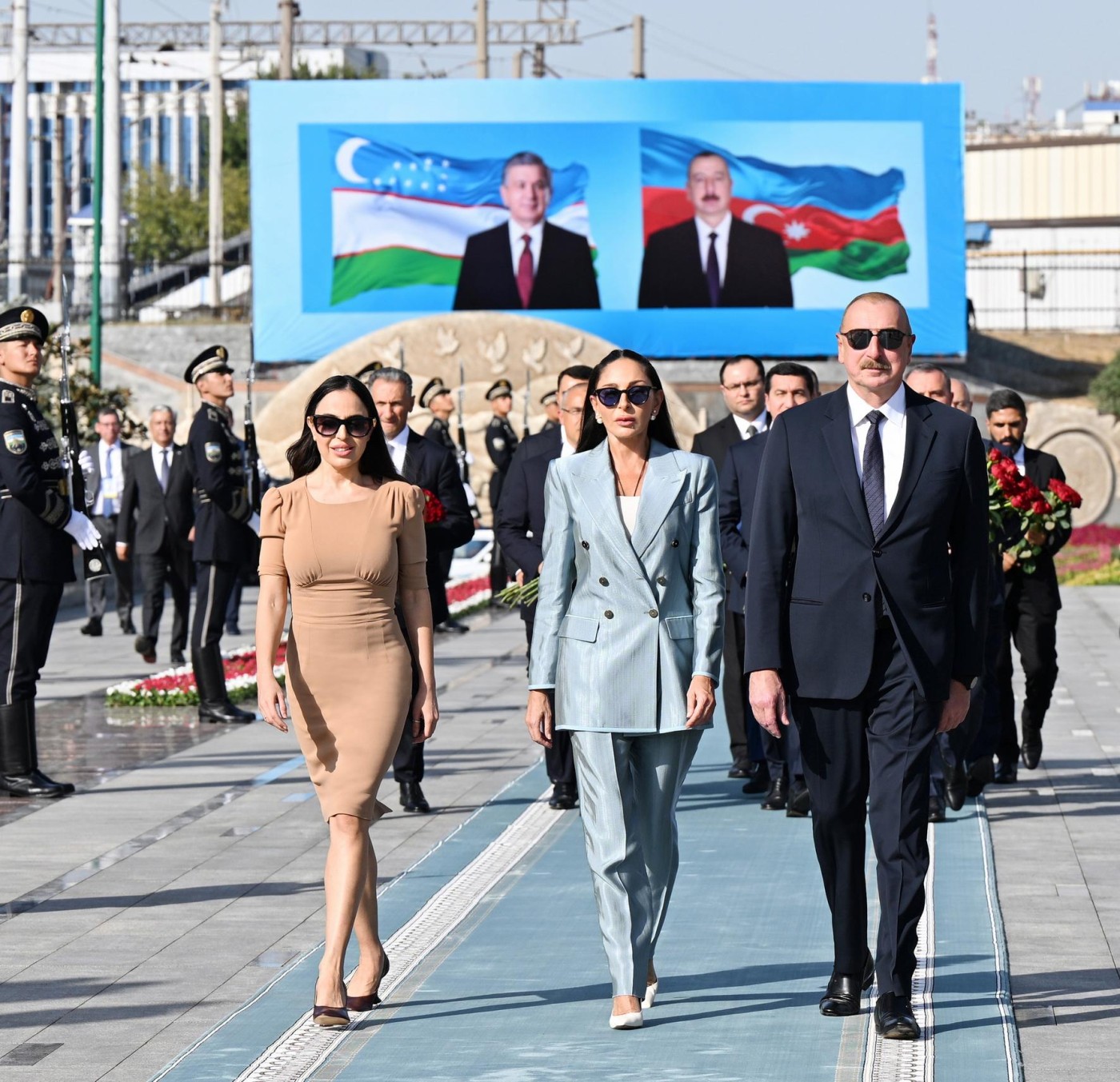 Prezident Daşkənddə Ümummilli Liderin barelyefi önünə gül dəstləri qoyub - YENİLƏNİB (FOTOLAR)