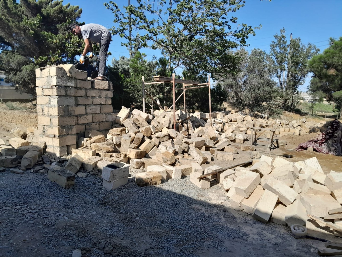 Qaradağda qanunsuz tikililər söküldü - FOTOLAR