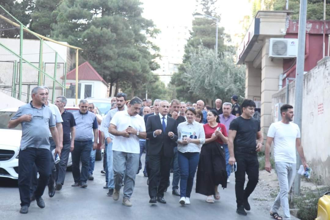 Azay Quliyev 9-cu və 6-cı mikrorayonlarda oldu - yüksək seçici fəallığı