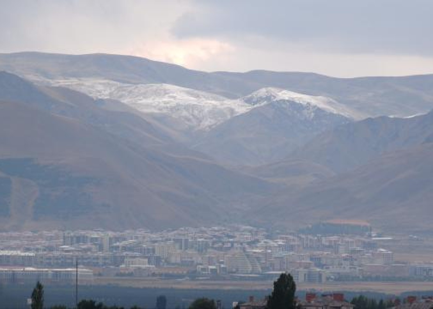 Türkiyənin Ərzurum şəhərinə qar yağdı