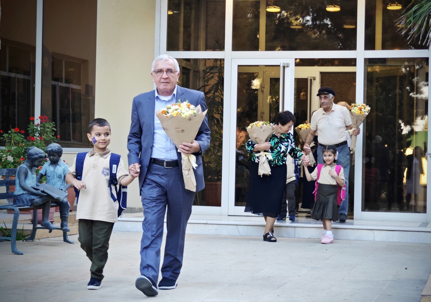 Uşaq evinin birincilərini onlar məktəbə apardı - FOTOLAR