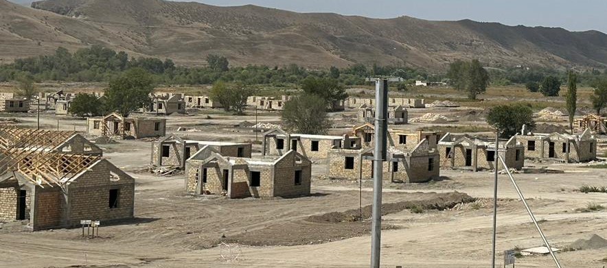 Qubadlının Mahruzlu kəndində tikilən evlər sel təhlükəsi ilə üzləşəcək - FOTOLAR