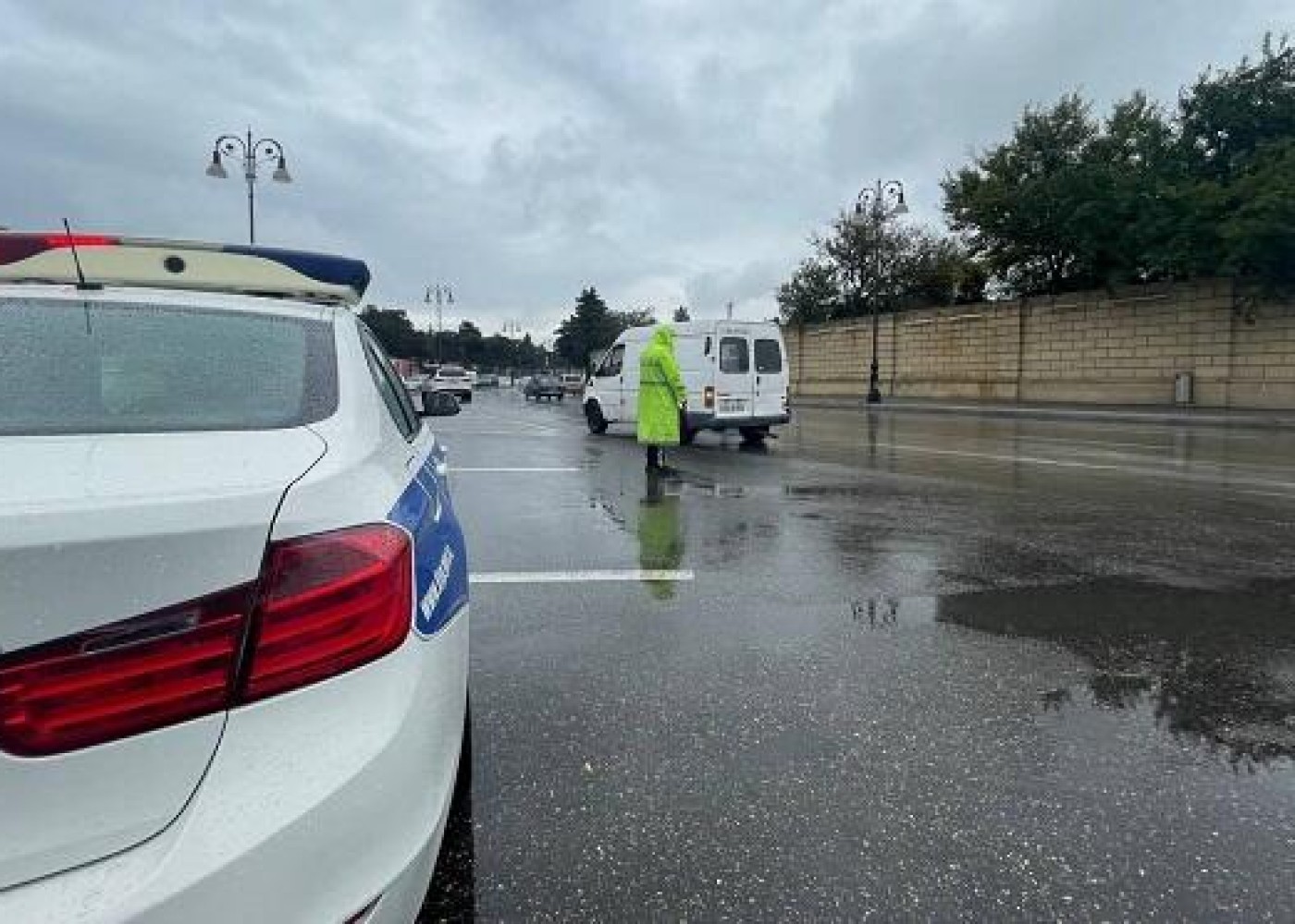 Yol polisi hava ilə əlaqədar hərəkət iştirakçılarına müraciət etdi