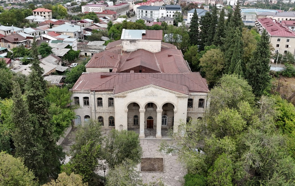 İlham Əliyev Xankəndi Dövlət Dram Teatrında olub - YENİLƏNİB (FOTO)