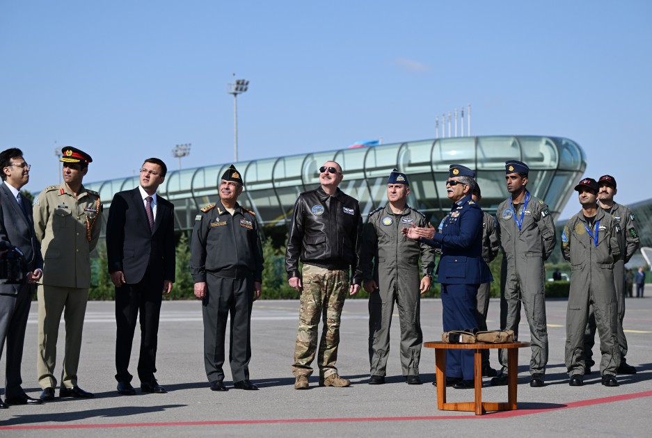 İlham Əliyev JF-17C təyyarəsinin uçuşunu izlədi - FOTOLAR