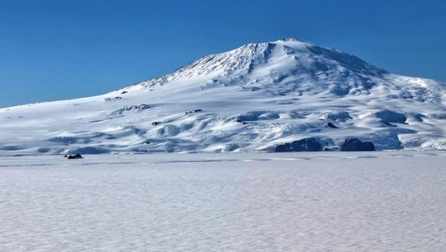 Hər gün qızıl püskürən Erebus dağı - FOTO